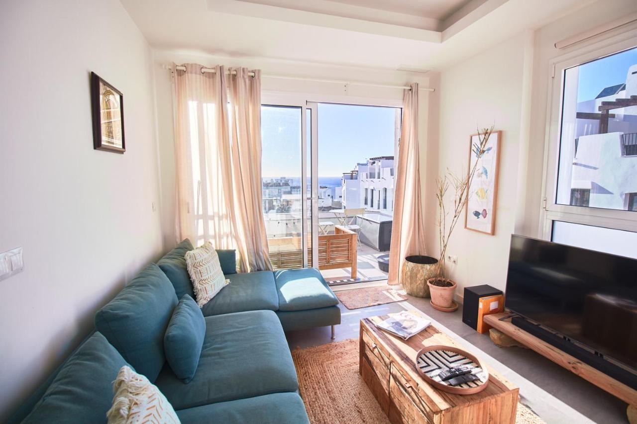 Sea Breeze, Large Apartment with Workspaces & a Great View 1