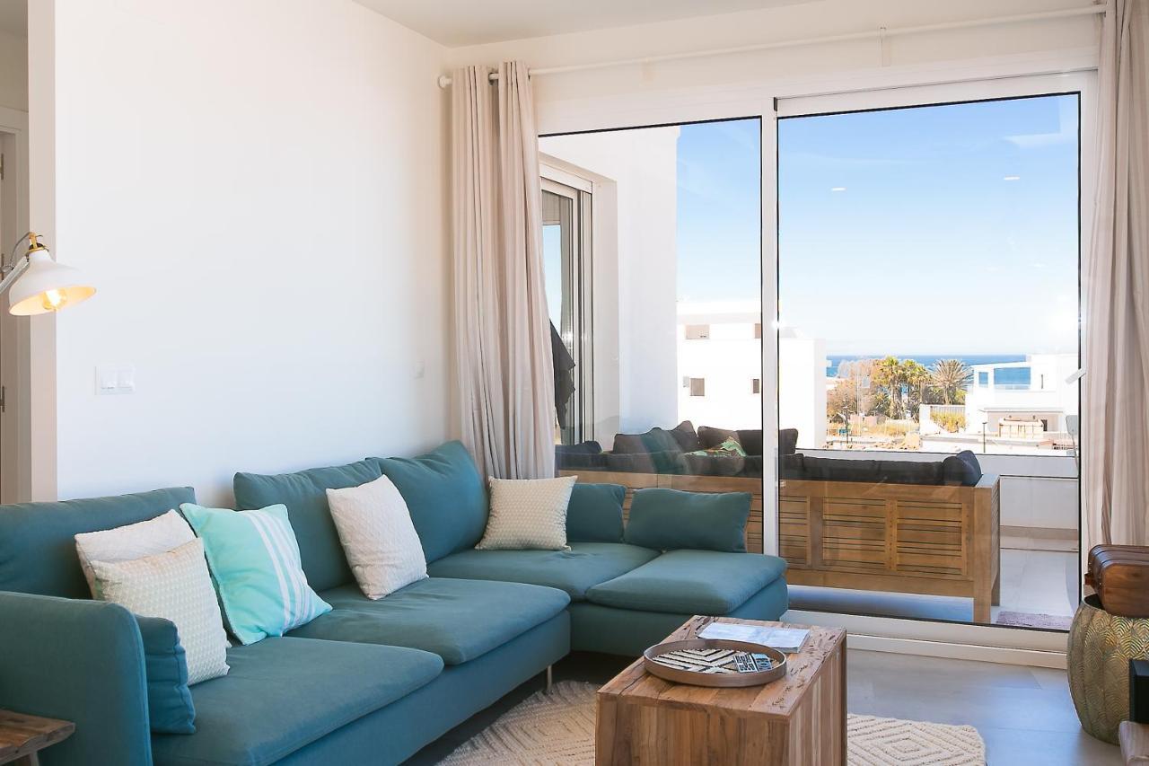 Sea Breeze, Large Apartment with Workspaces & a Great View 2