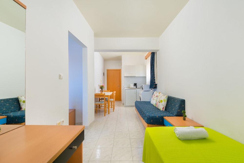 Yiannis Apartments 2