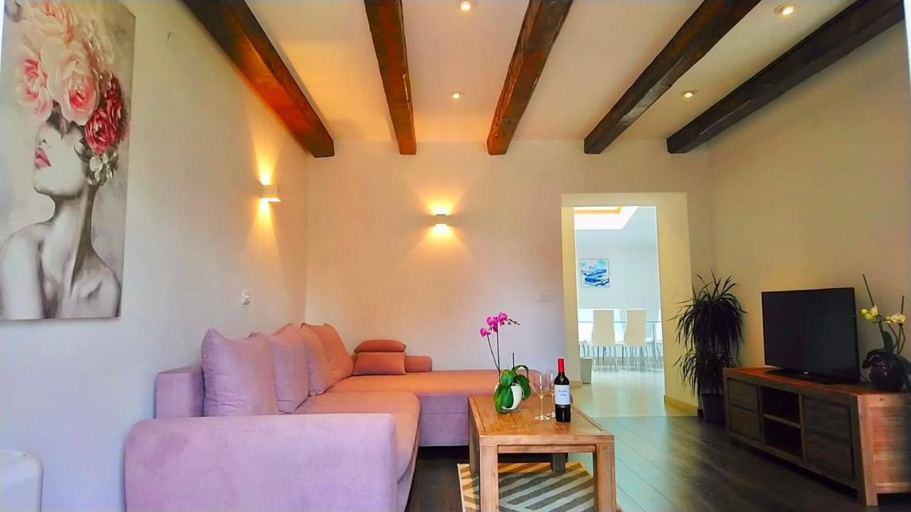 Lili Mar, 2-Bedroom Apartment with Private Parking 1