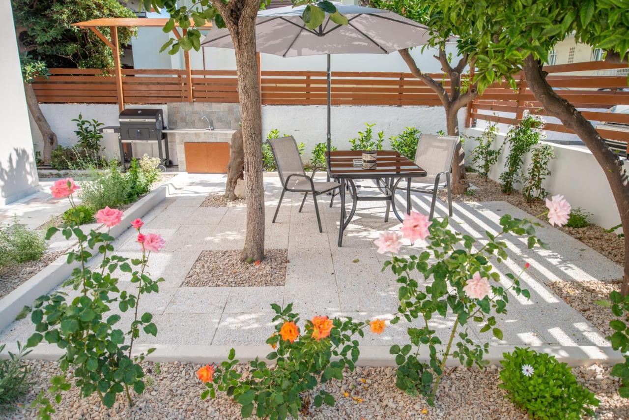 Monte Smith Luxury Garden Apartment with Parking 1