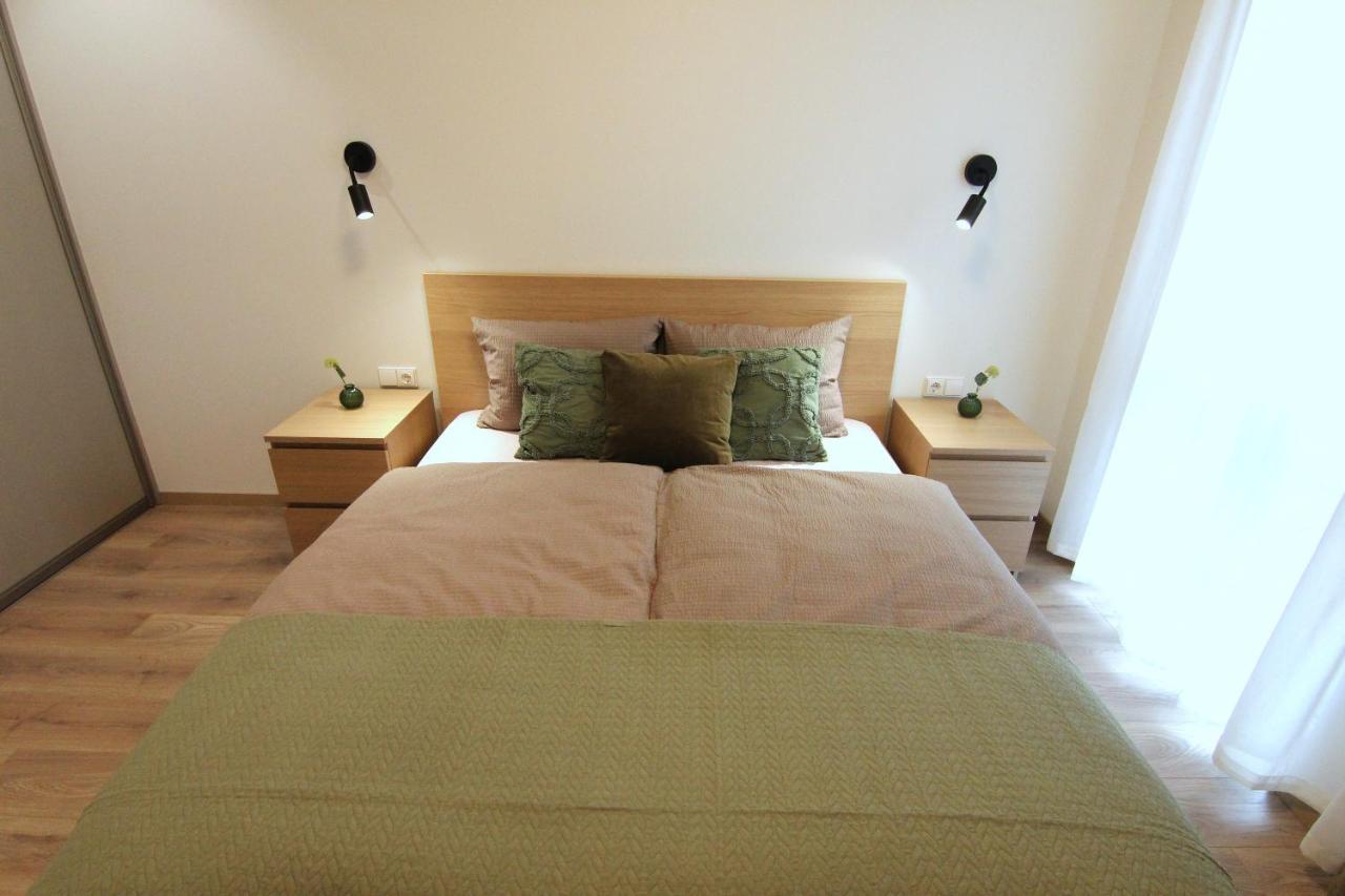 Warmzy Home - Modern 2 Rooms Apartment with Free Parking 1