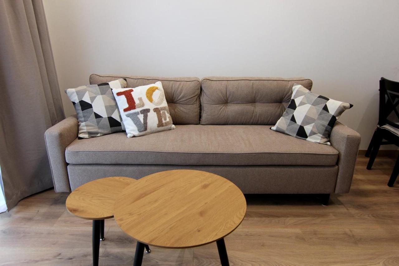 Warmzy Home - Modern 2 Rooms Apartment with Free Parking 2