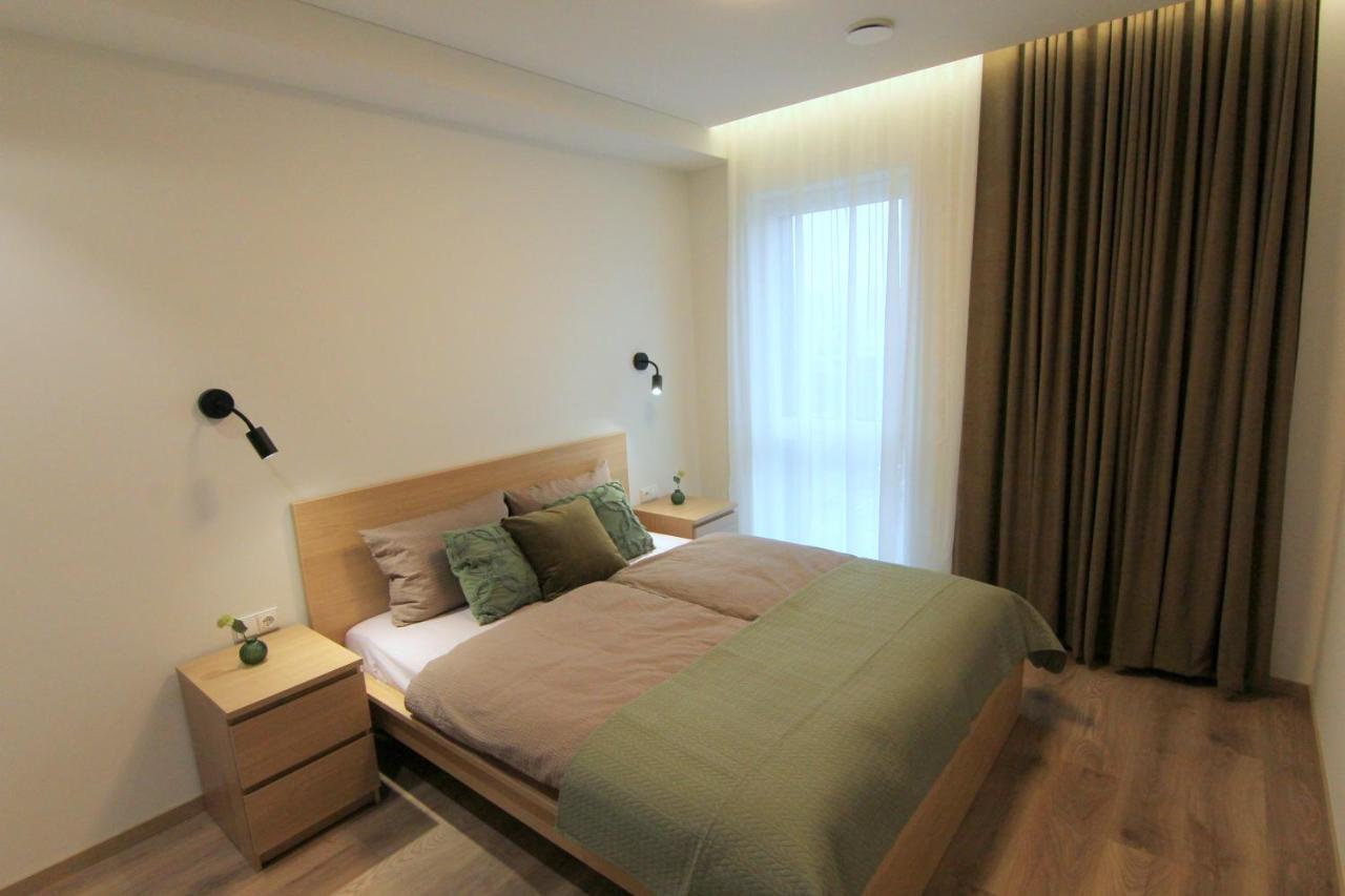 Warmzy Home - Modern 2 Rooms Apartment with Free Parking
