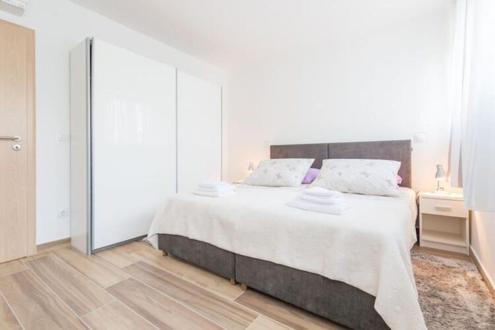 Apartment Luce Royal - One Bedroom Apartment with Balcony And Sea View 1