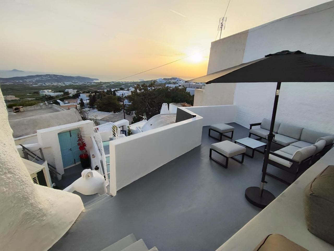 Noir Cave Villa with Private Jacuzzi And Sunset Terrace 1