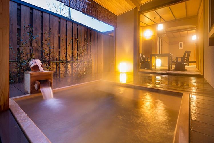 金沢湯涌温泉湯の出 2