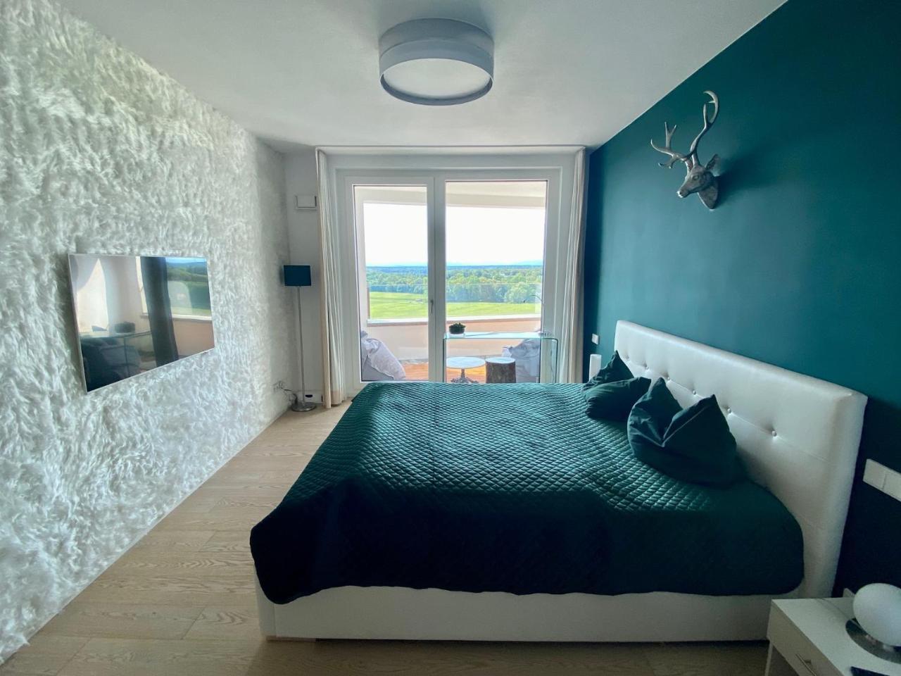 Alpen-Panorama Suite - Einzigartige Privatsuite Hoch Uber Munchen, 12tes Og, Alpenblick, Loggia, Whirlpool, 15 Minuten Zum Zentrum, Ruhe Und Erholung in Der Stadt Munchen Fur Privat Und Geschaftlich Reisende (Adults Only)