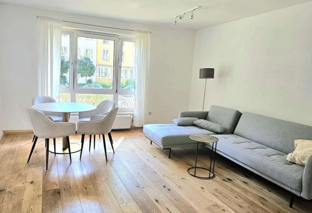 Bright, Comfy Flat, Top Location (Adults Only)