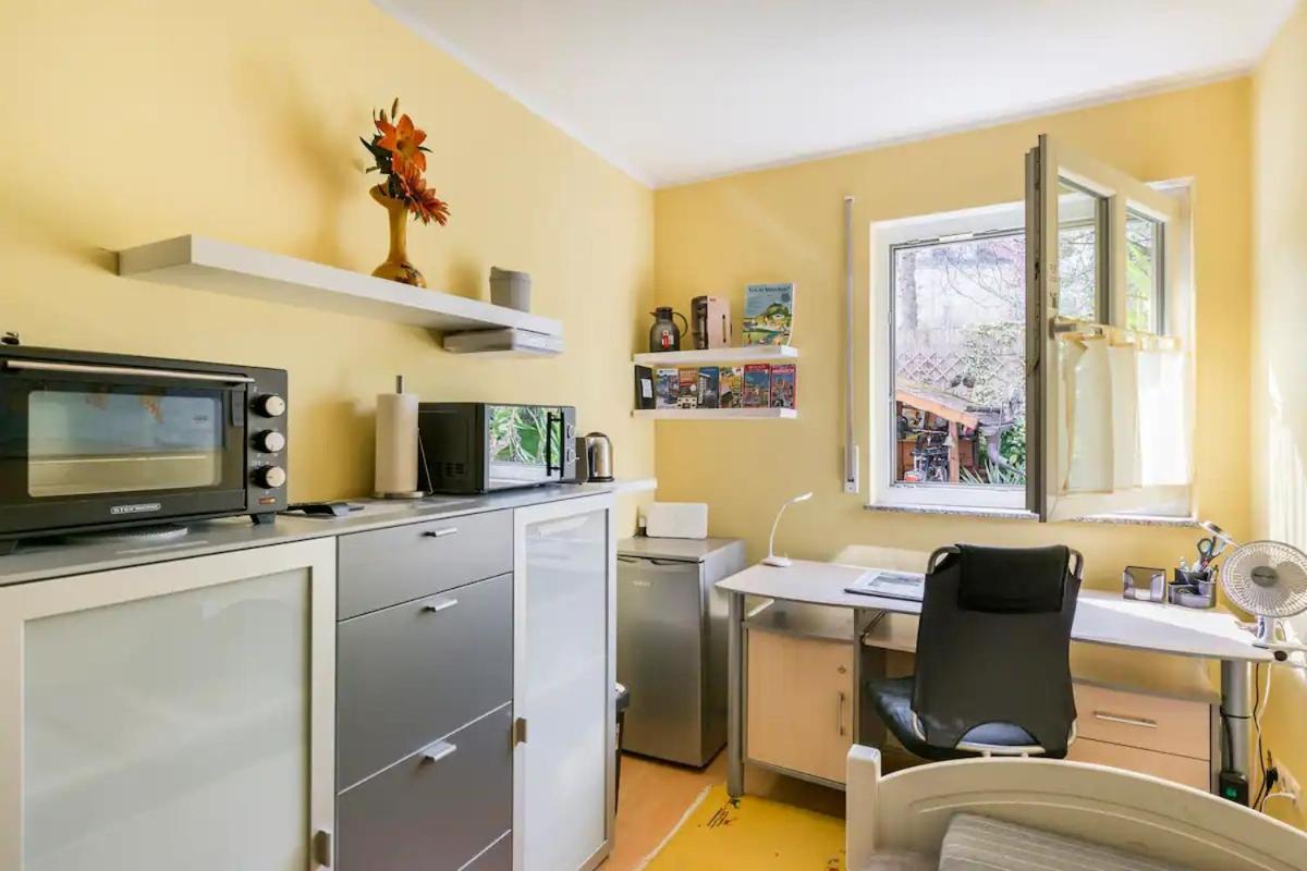 7 Min To Oktoberfest Subway U3 100m, Southside Singleroom Own Shower Wc, Tv, Dishes Fridge, Oven, Waterheater, Coffeemashine- Free C ,Bike for Free , Next To River And Park, Many Restaurants And Supermarkets Around 200m, Nonsmoker ! (Adults Only) 2