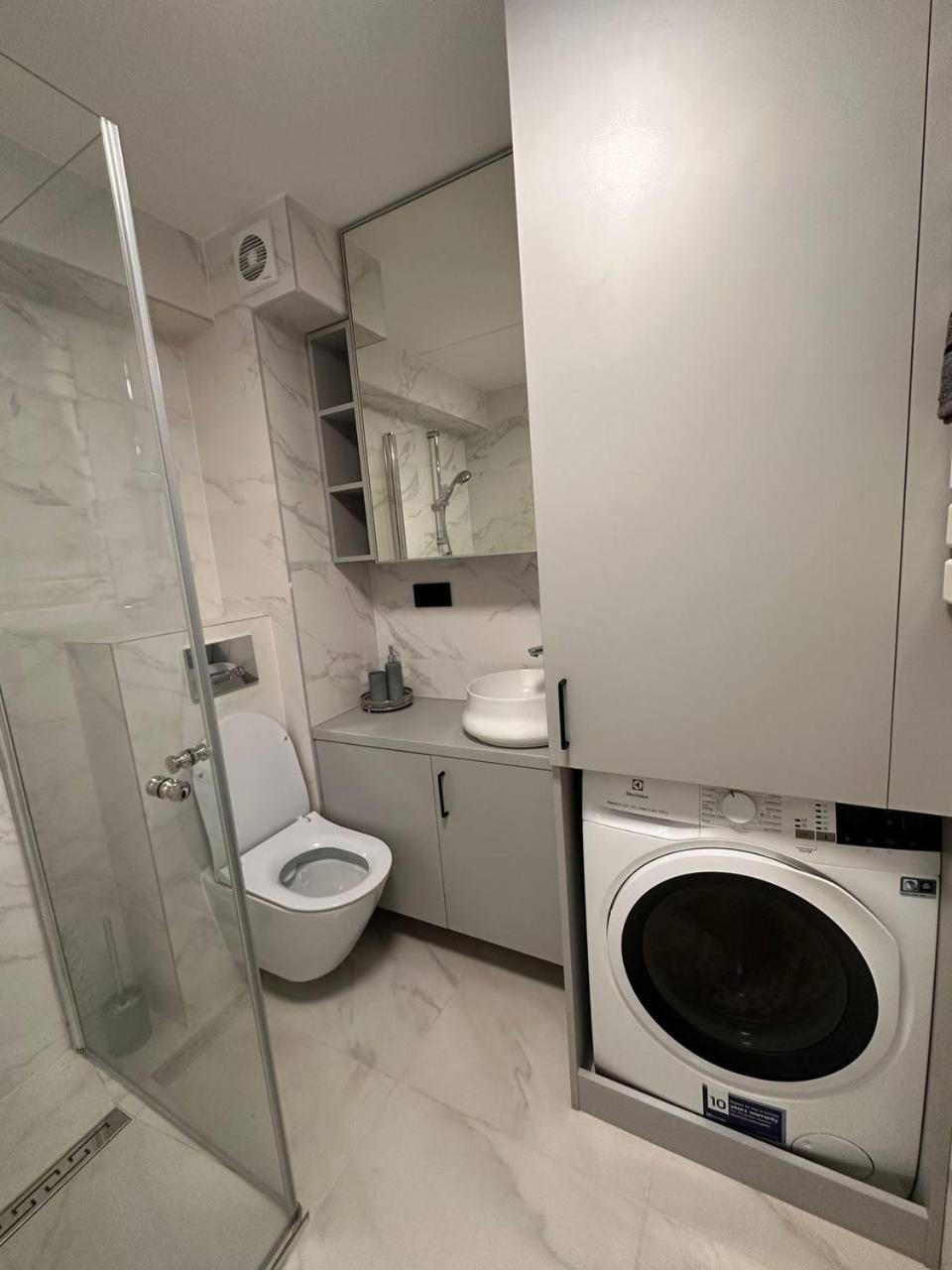 Sunny Loft 24x7 X Free Parking X Close To Old Town by H&H 1