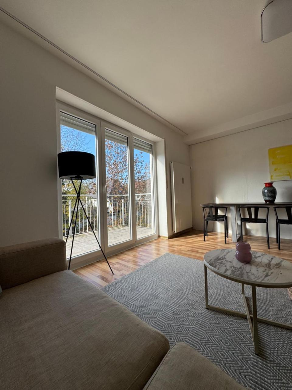 Quiet Family Apartment - 10 Min To Center & Oktoberfest - Free Parking - Balcony - Near Nymphenburg Palace & Botanical Garden 1