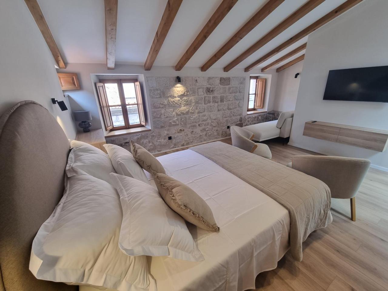 Old Town Olive Luxury Room for 3 1