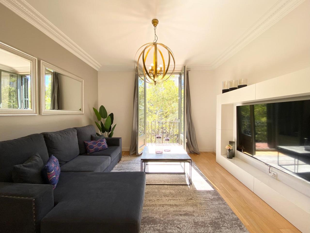 Spacious Elegant on Avenue Diagonal by Myrentalhost