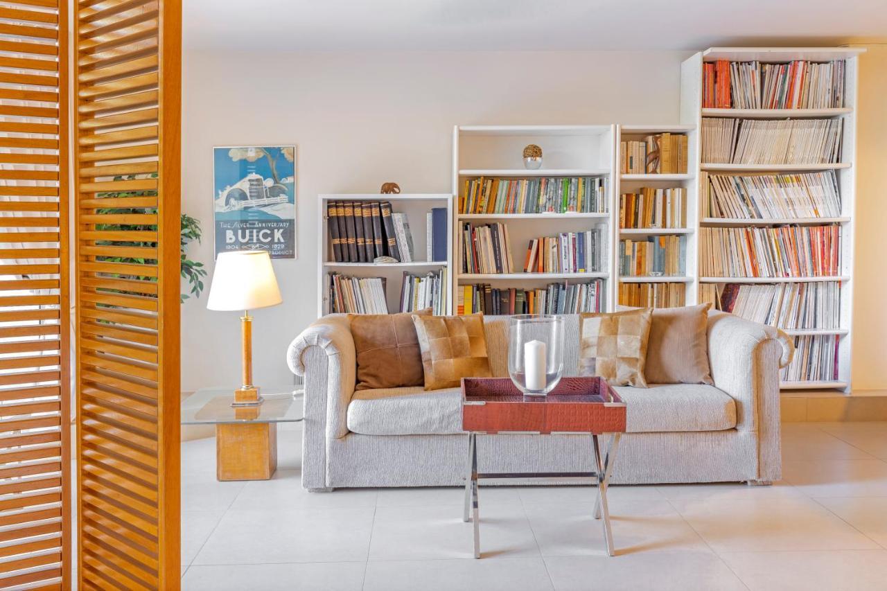 Couple's Getaway , Modern Amenities & Sophisticated Style 1