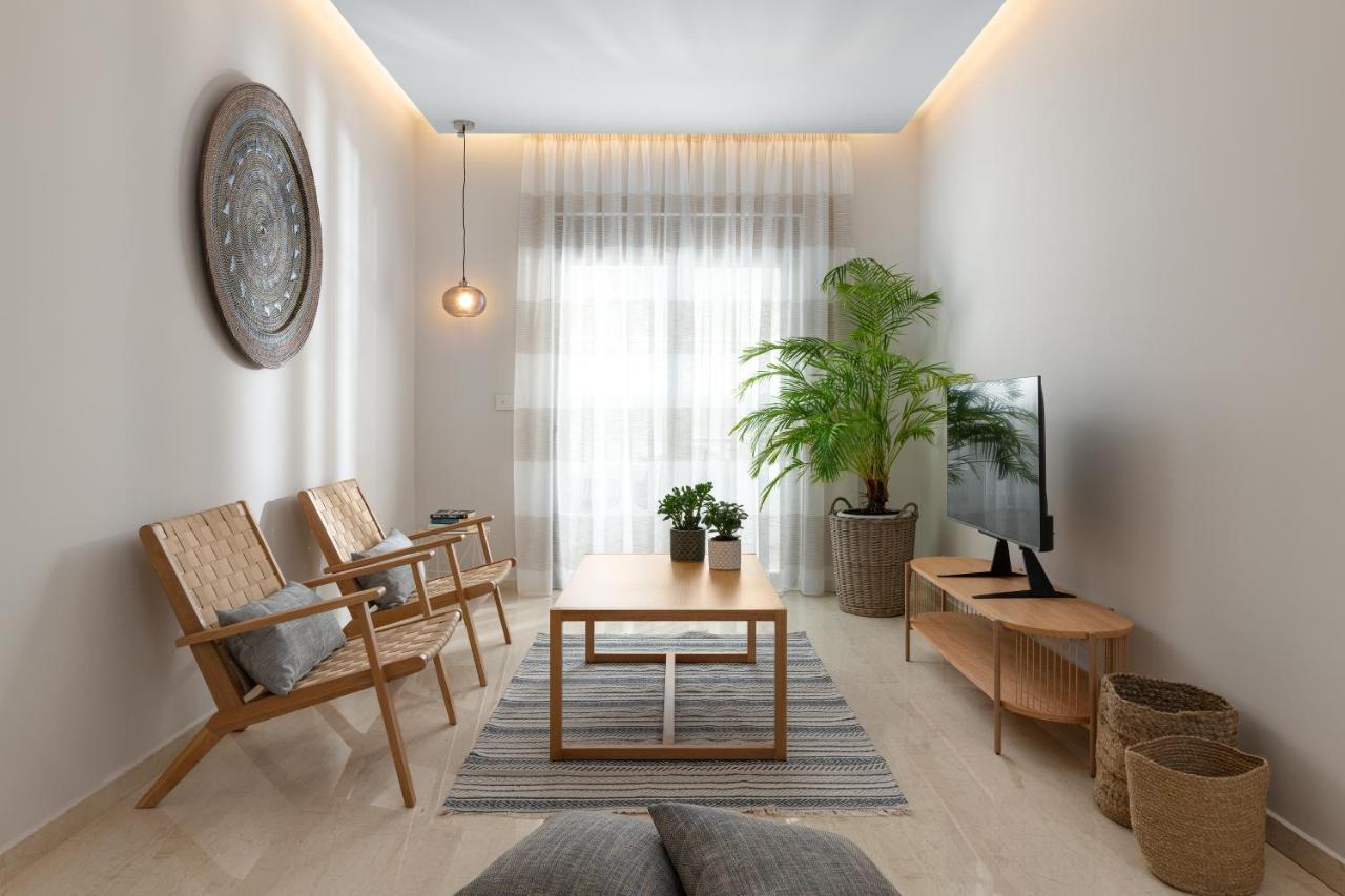 Stylish Rhodes Apartment with Prime Location - L & C City Escape