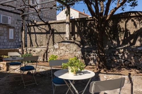 Orange Apartment with Free Parking 2