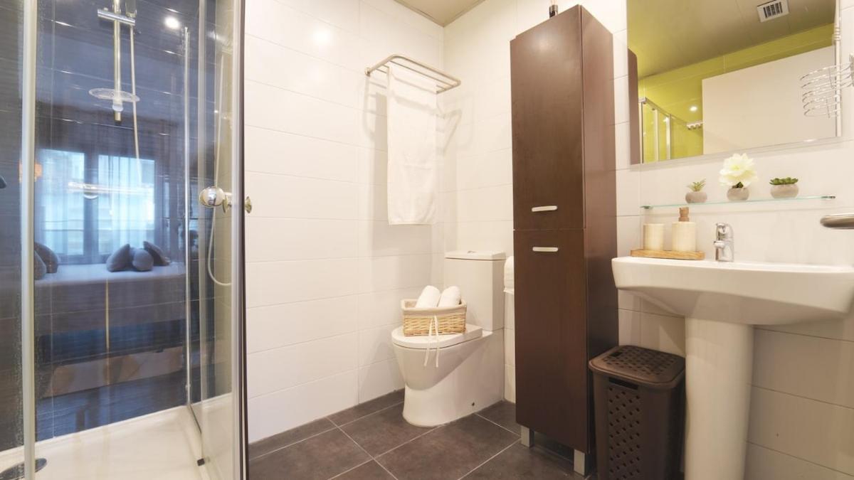 Seahomes Vacations - Beachside Apt with Pool 1