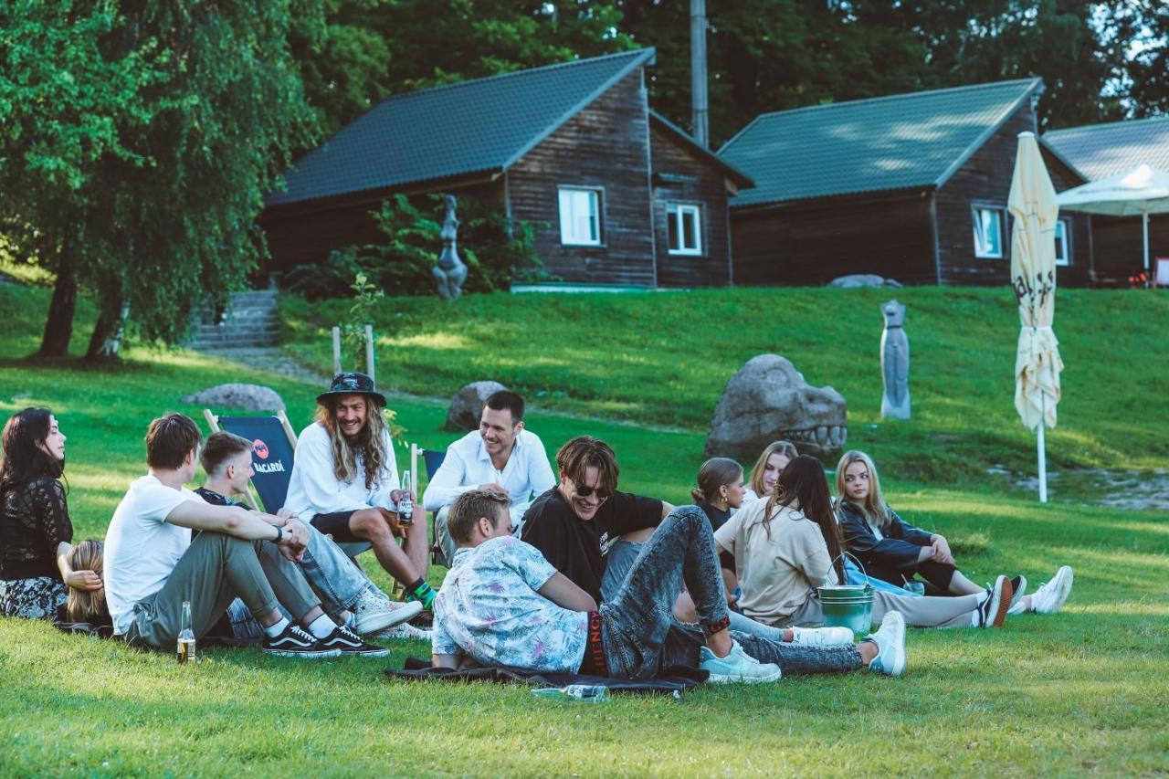 6 Vietu Namelis Ant Ezero Kranto