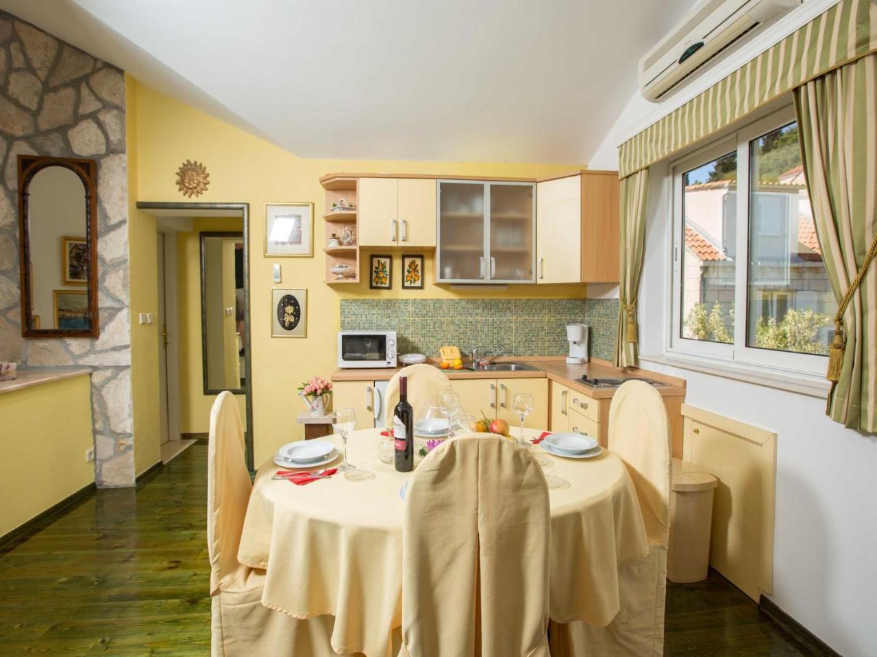 5 Bedroom Holiday Home with Balcony 1