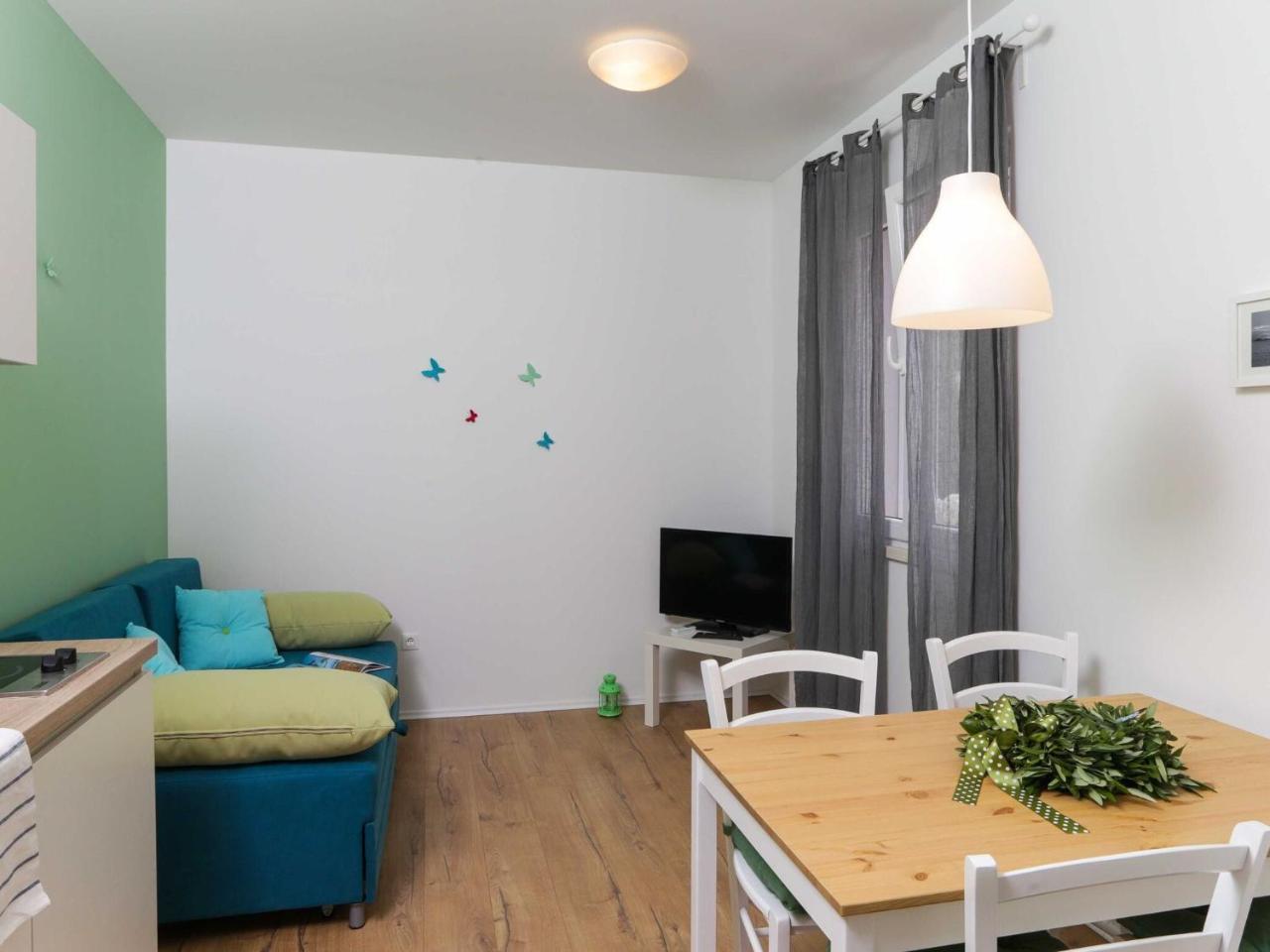 Apartments Villa Karmen - One-Bedroom Apartment with Terrace Olive 2