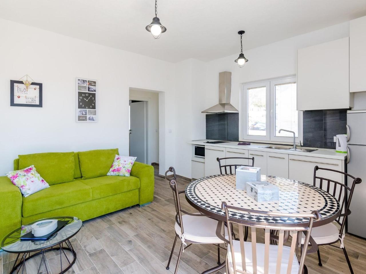 Apartments Life - One Bedroom Apartment with Balcony And Sea View 1