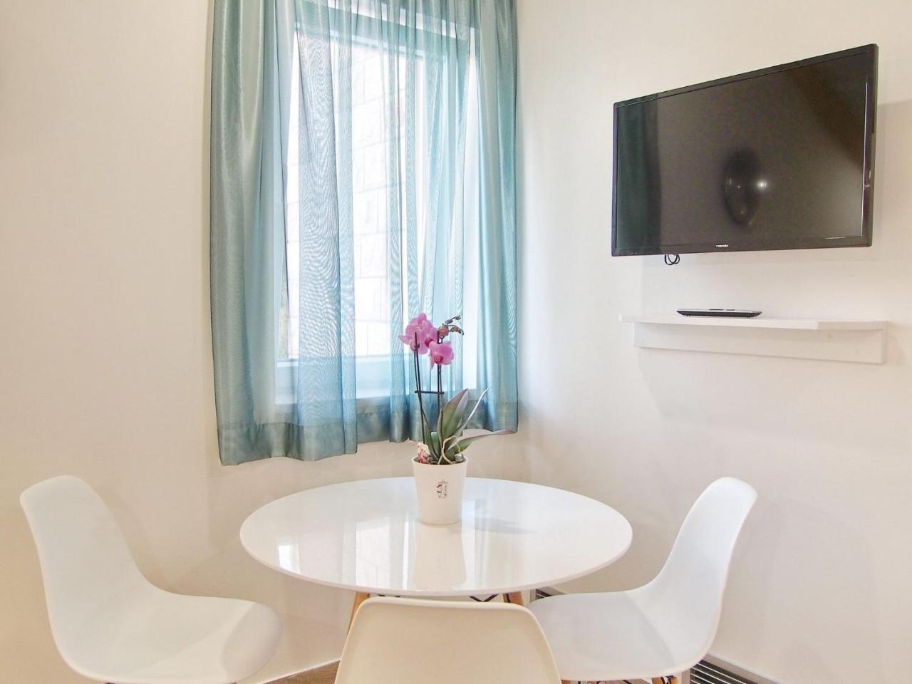 Apartments Sweet Escape - Studio Apartment with Terrace And Sea View 1 2