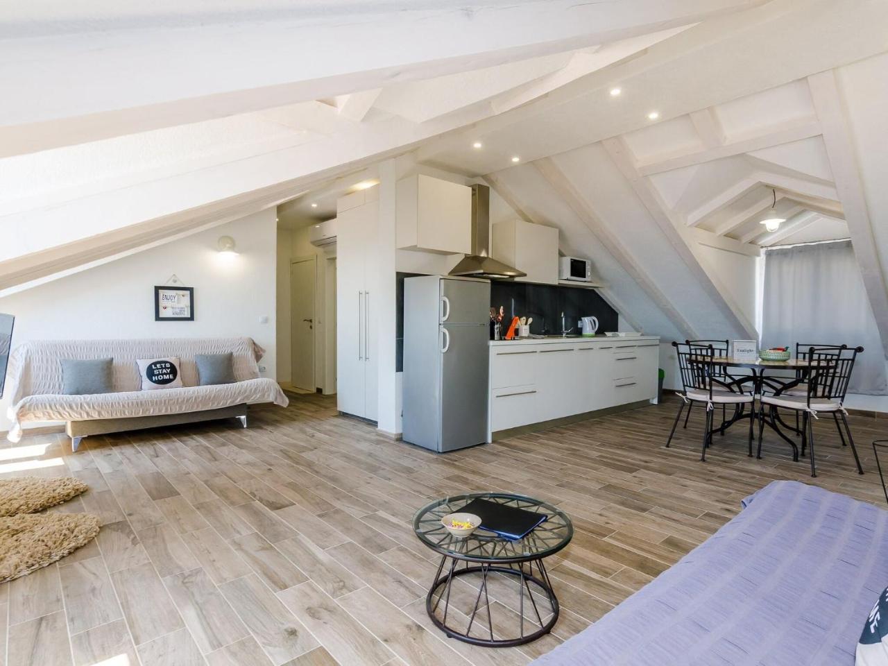 Apartments Life - Two Bedroom Apartment with Balcony And Sea View 1