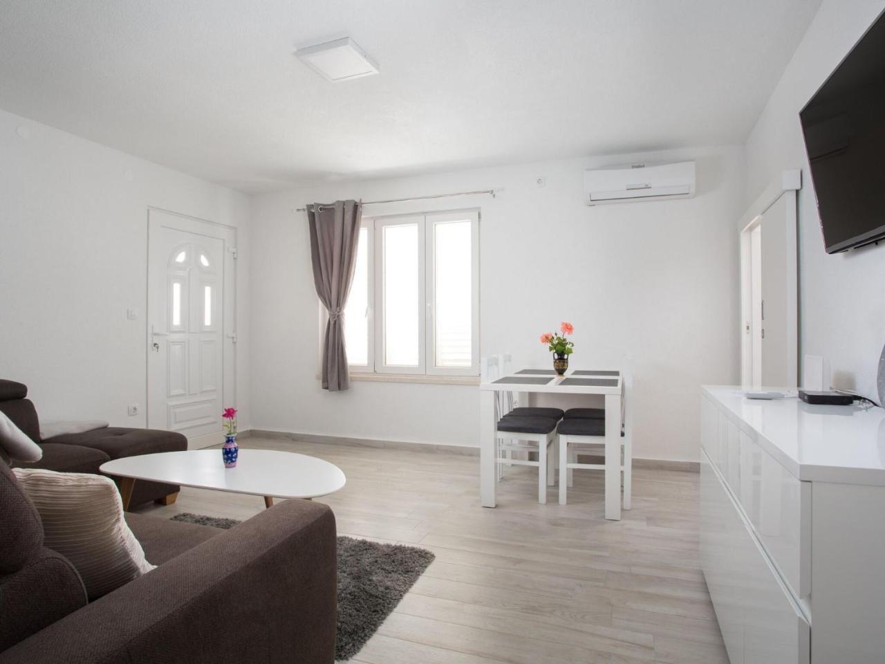 Serious Job Apartment - One Bedroom Apartment with Shared Terrace Ve I 2