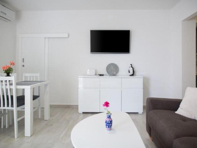 Serious Job Apartment - One Bedroom Apartment with Shared Terrace Ve I 1