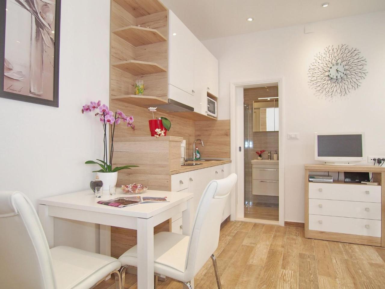 Apartments Sweet Escape- Studio Apartment with Terrace And Sea View 1