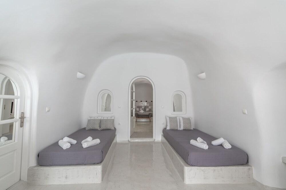 Fira-Cave-Sleeps 13-Parking-Pool-Pet Friendly 1