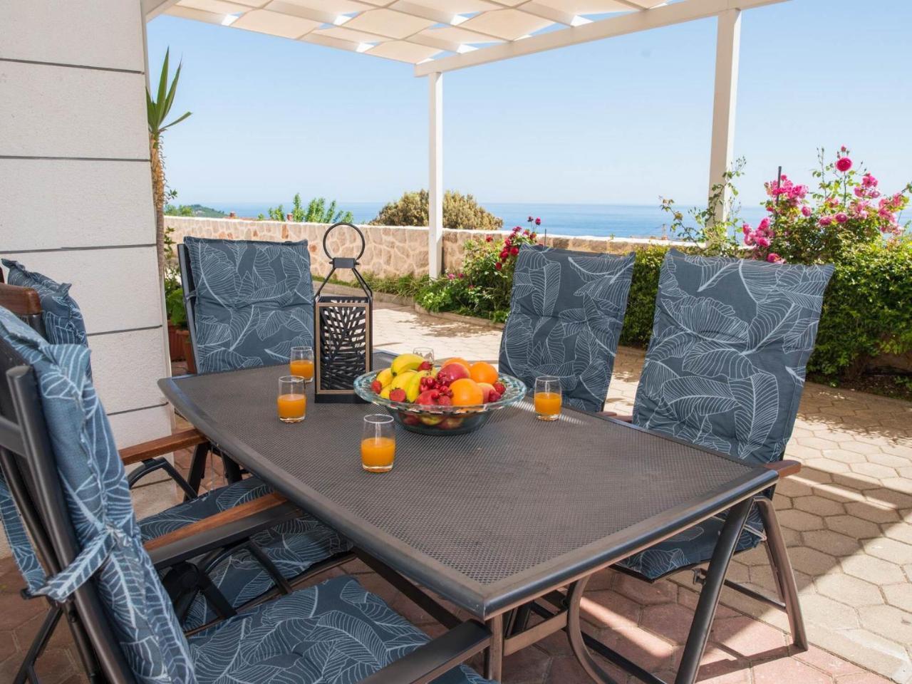 Apartment Faros - Two-Bedroom Apartment with Terrace And Sea View 1