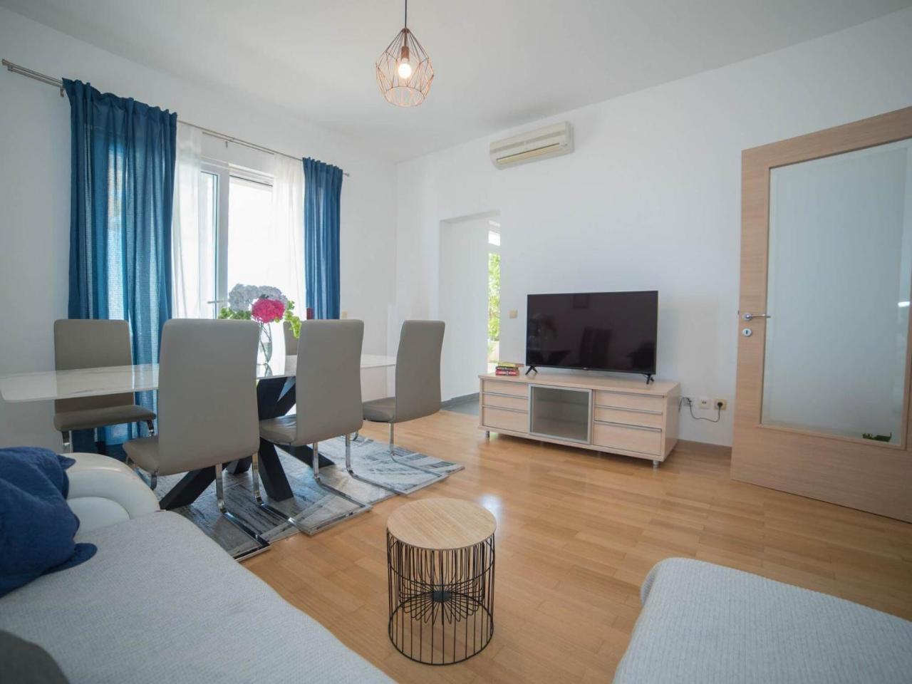 Apartment Faros - Two-Bedroom Apartment with Terrace And Sea View 2