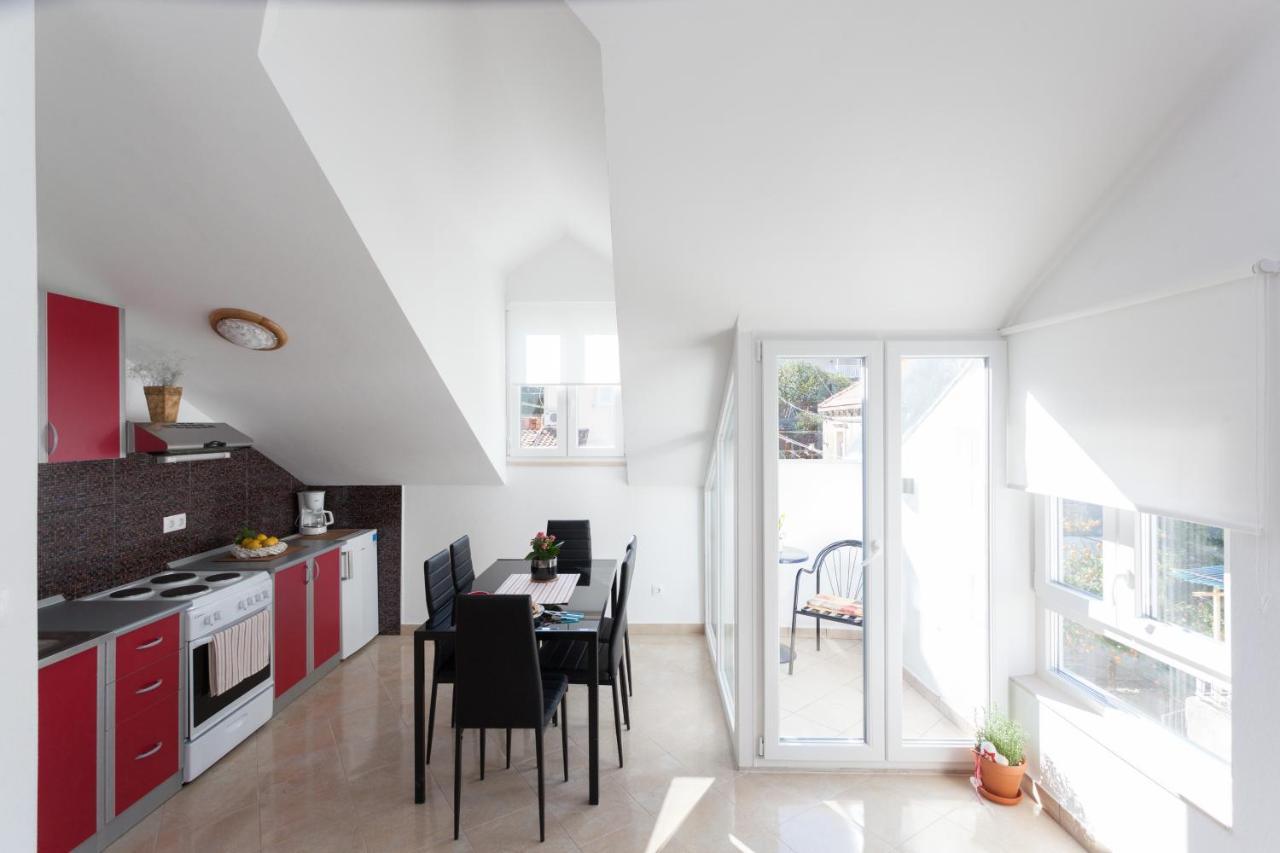 Hedera Estate, Hedera A52 1