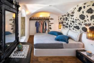 Santorini Vista Legacy Retreat - Live the History, Wake To the View 1