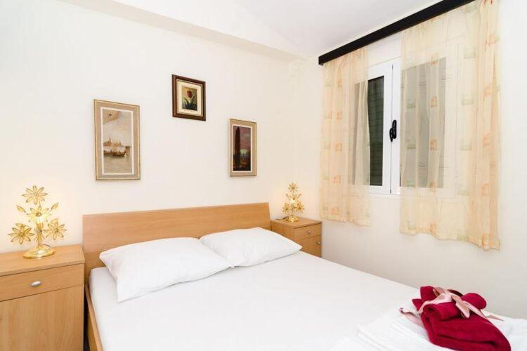 Apartments Paula - Studio Apartment with Terrace And Sea View 2