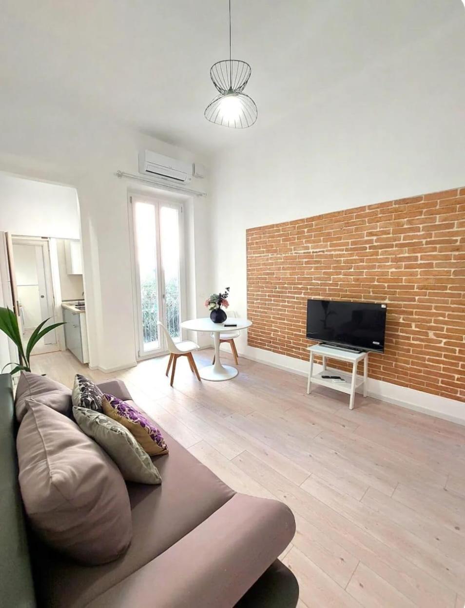 Petite Deva - Central Loft with Balcony 1