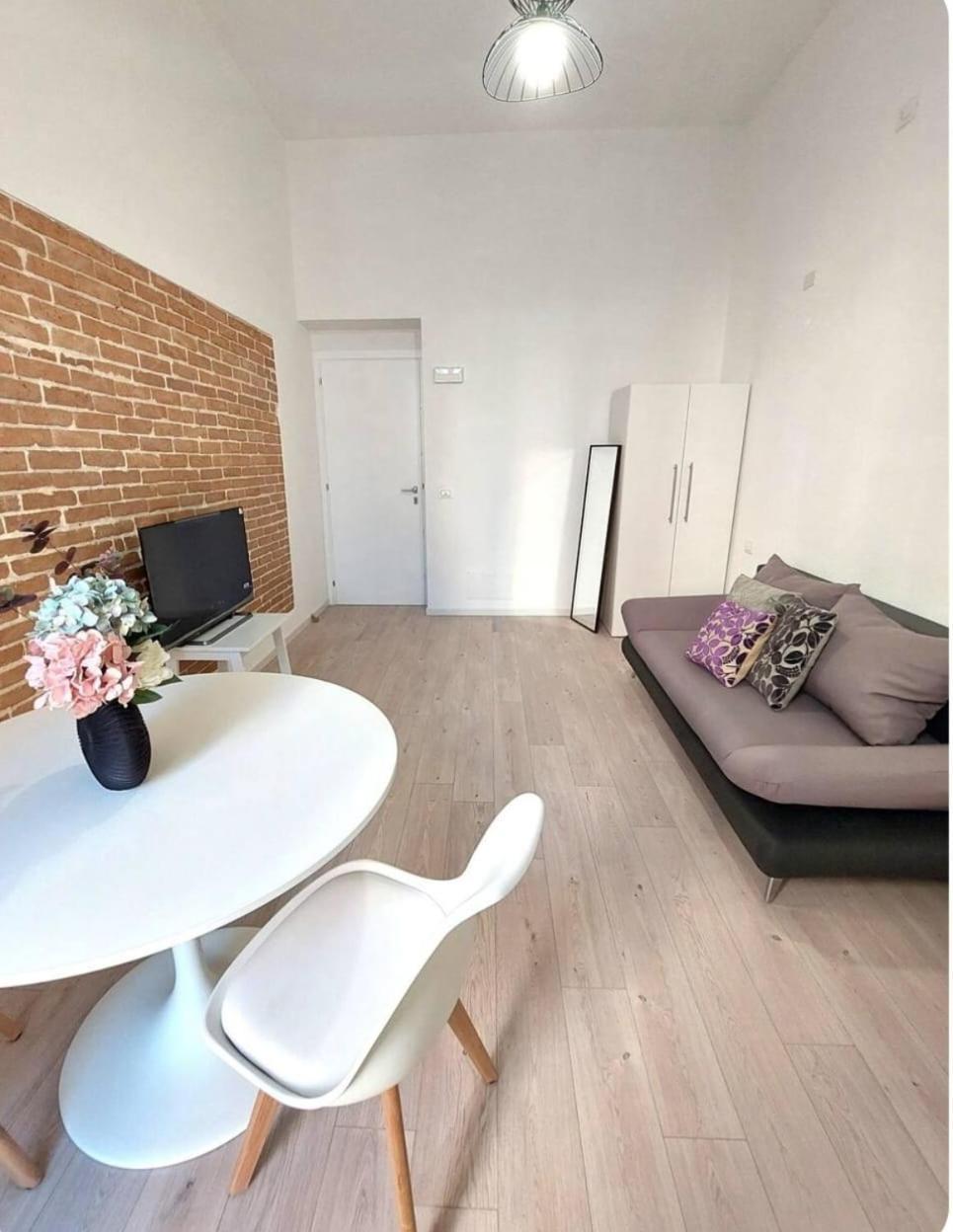 Petite Deva - Central Loft with Balcony 2