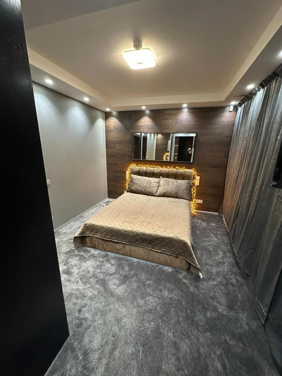 B&M Romantic Room Self Check-In 1