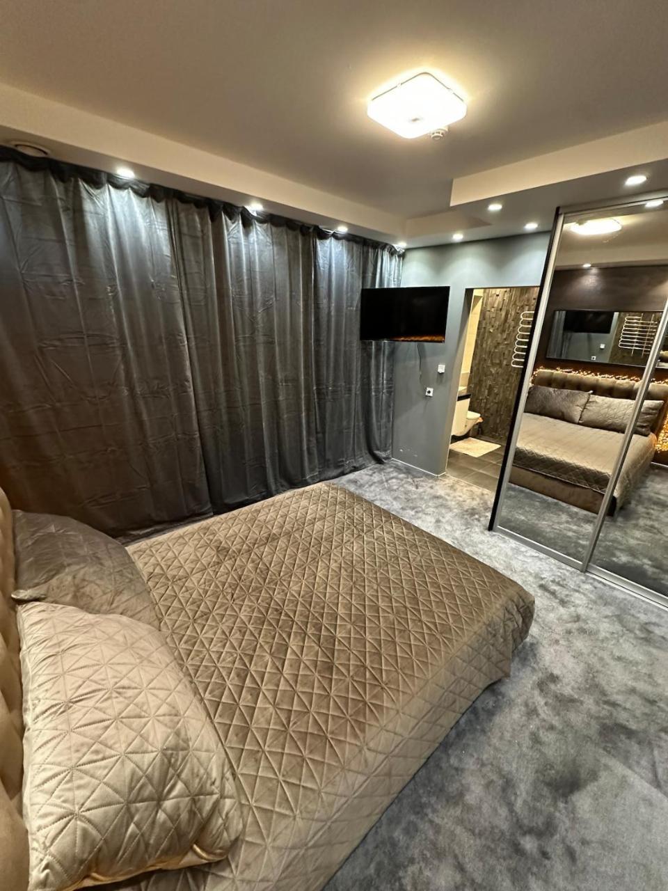 B&M Romantic Room Self Check-In 2