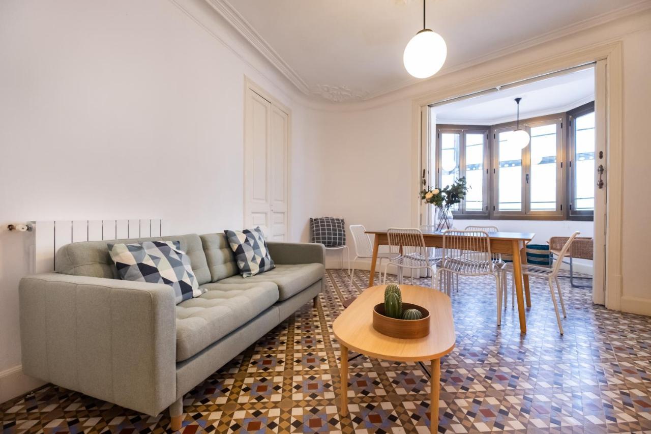 B42 - Modernist Apartment for Large Groups in Eixample 1