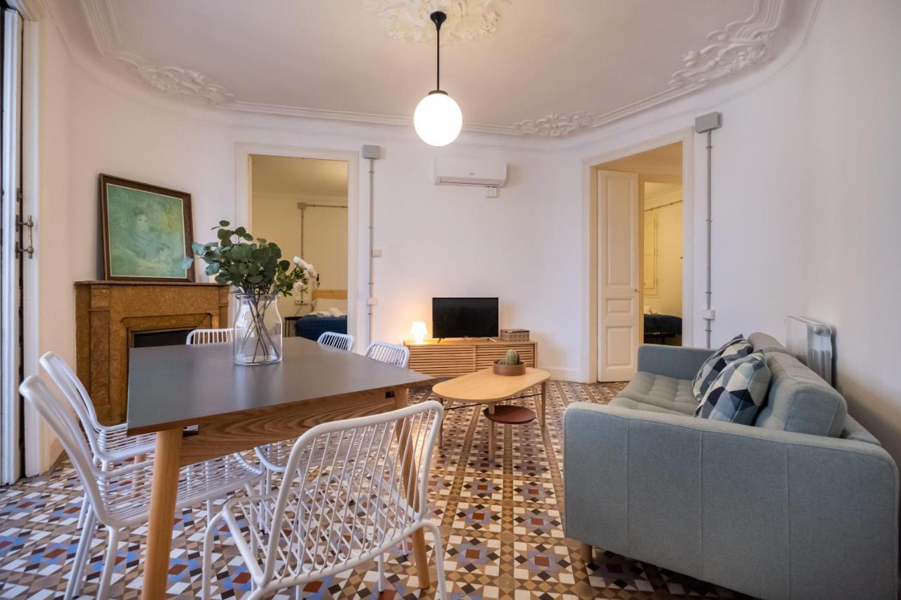 B42 - Modernist Apartment for Large Groups in Eixample 2