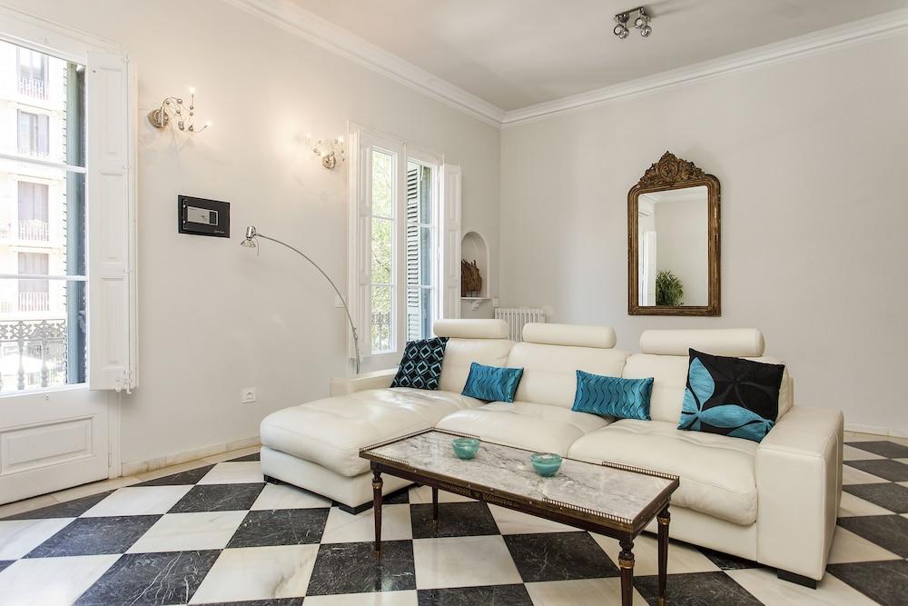 1229 - City Center Apartment with Terrace