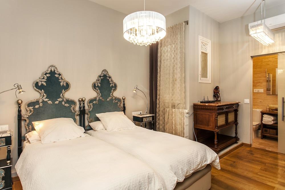 1229 - City Center Apartment with Terrace 2