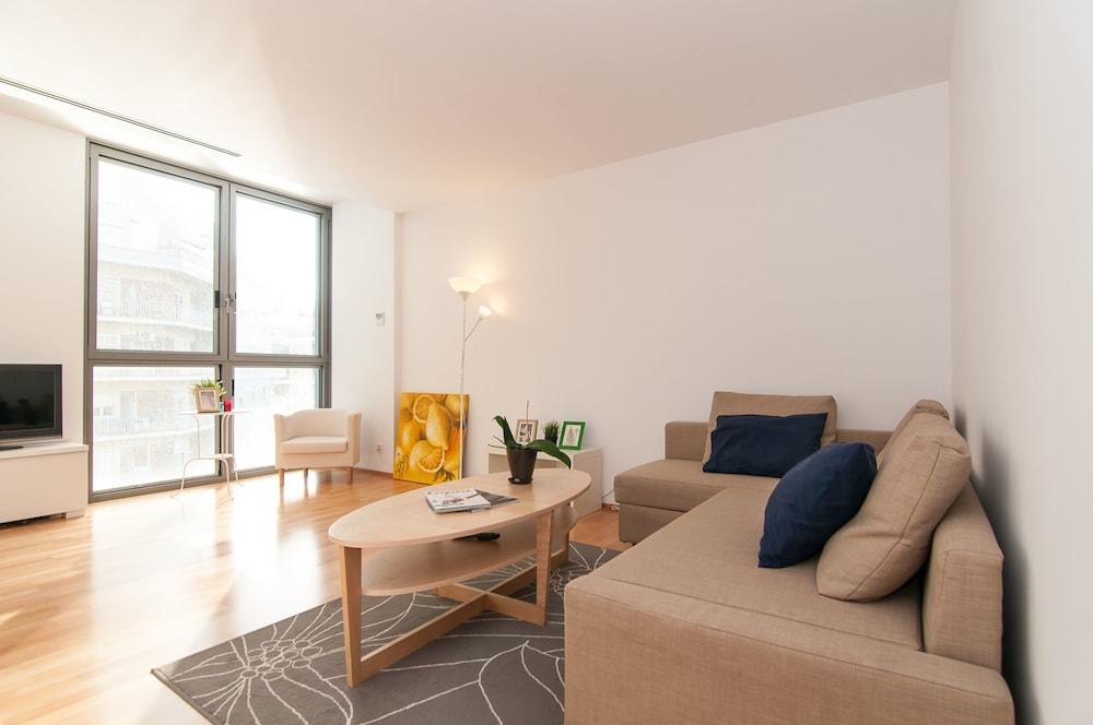 Bbarcelona Placa Universitat Flats