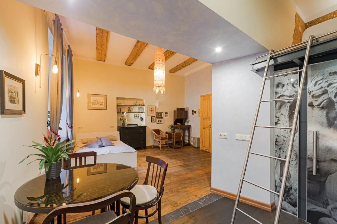 Vintage Old Town Apartments 2