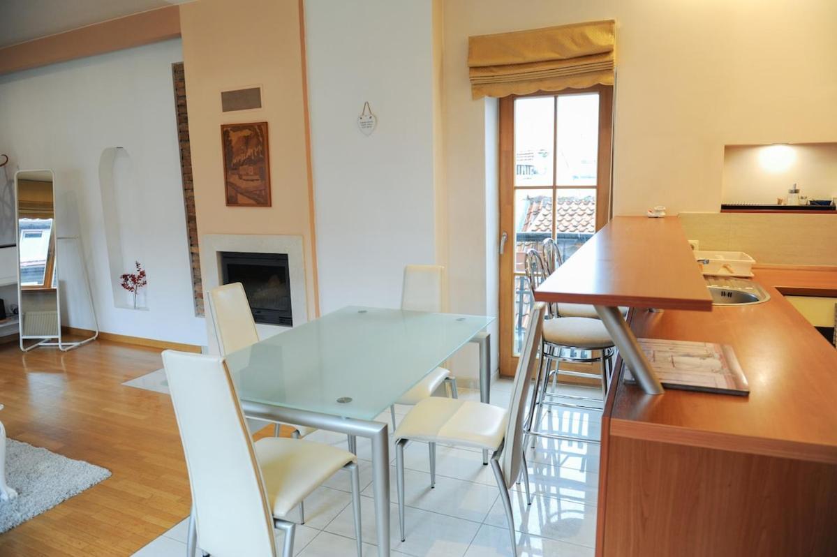 Rooftop Charm Stylish 2bdr Steps From Town Hall (Adults Only) 1