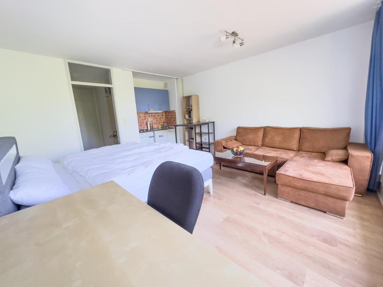 Ruhiges Apartment, Balkon, U-Bahn 2