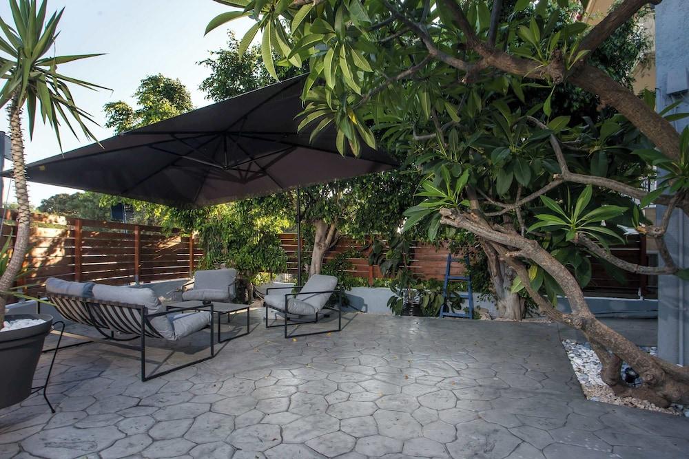 Villa Lilienne - Tranquil Escape with Private Garden Balcony